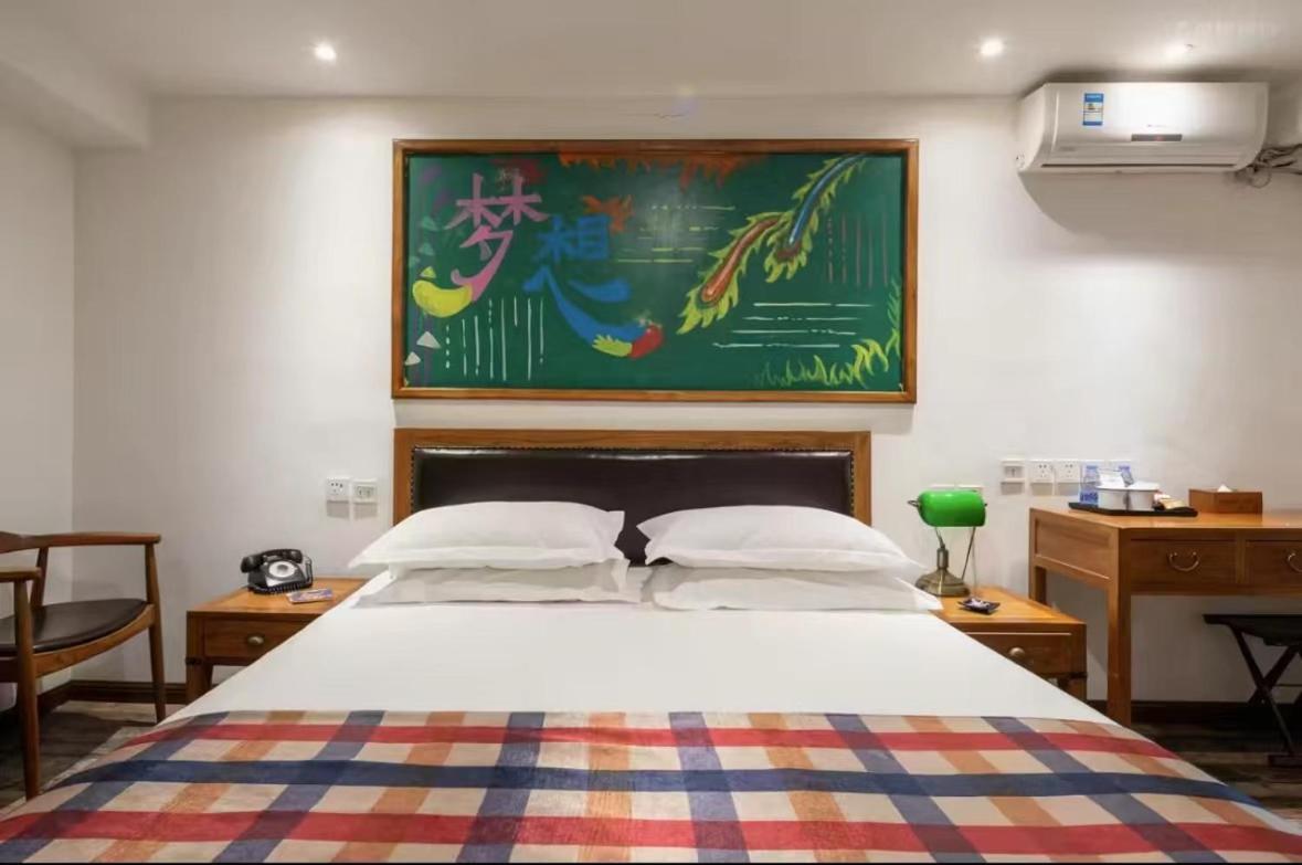 Nostalgia Hotel Beijing Guozijian Ghost Street - Near Beijing Lama Temple, Beihai Park, Jingshan Park, Drum Tower, Houhai Bar Street, Tian'Anmen Square, Located In Beijing Traditional Hutongs, 5 Minutes Away From Beixinqiao Metro Station Eksteriør bilde